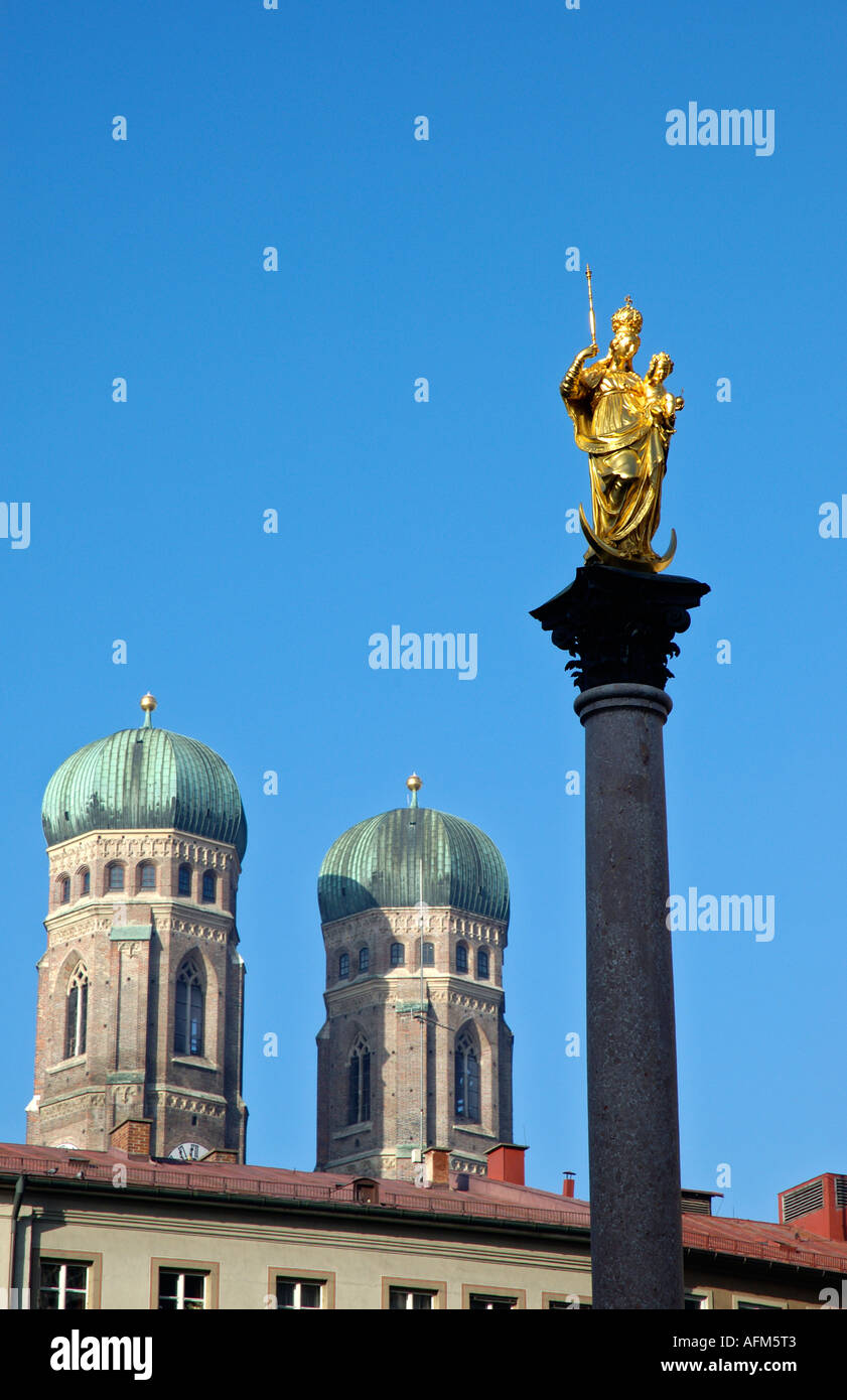 Europa Germania Baviera Bayern Monaco di Baviera Marienplatz e Frauenkirche Mariensäule Foto Stock