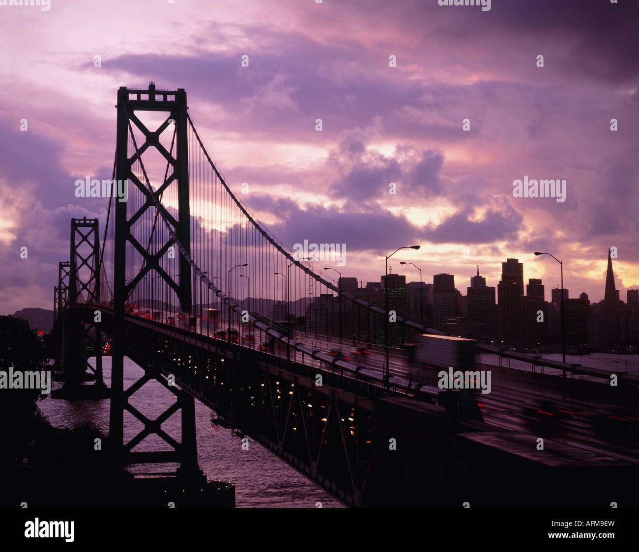 Oakland Bay Bridge e la skyline di San Francisco California USA Foto Stock