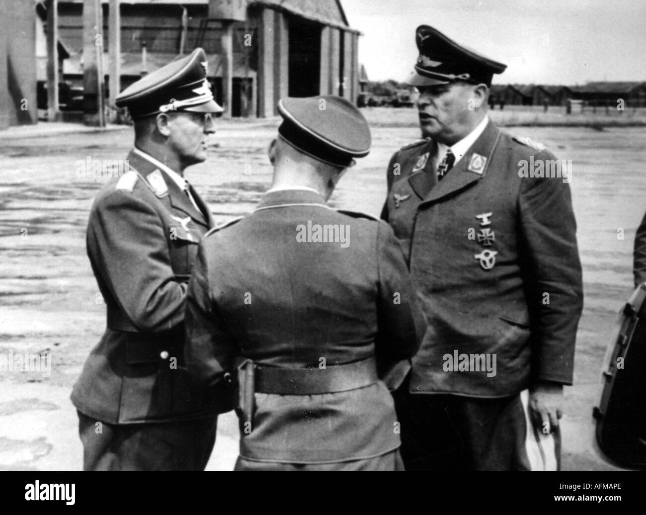 Sperrle, Hugo 7.2.1885 - 7.4.1953, Generale Tedesco, comandante della flotta aerea 3rd 1.2.1939 - 23.8.1944, parlando con il colonnello Alois Stöckl, comandante della 55th Air Wing, Francia, medium 1940, Feldmaresciallo, Seconda guerra mondiale, guerra aerea, Airforce, Luftwaffe, Germania, Terzo Reich, Wehrmacht, 2nd, 20th secolo, campo aereo, , , Foto Stock