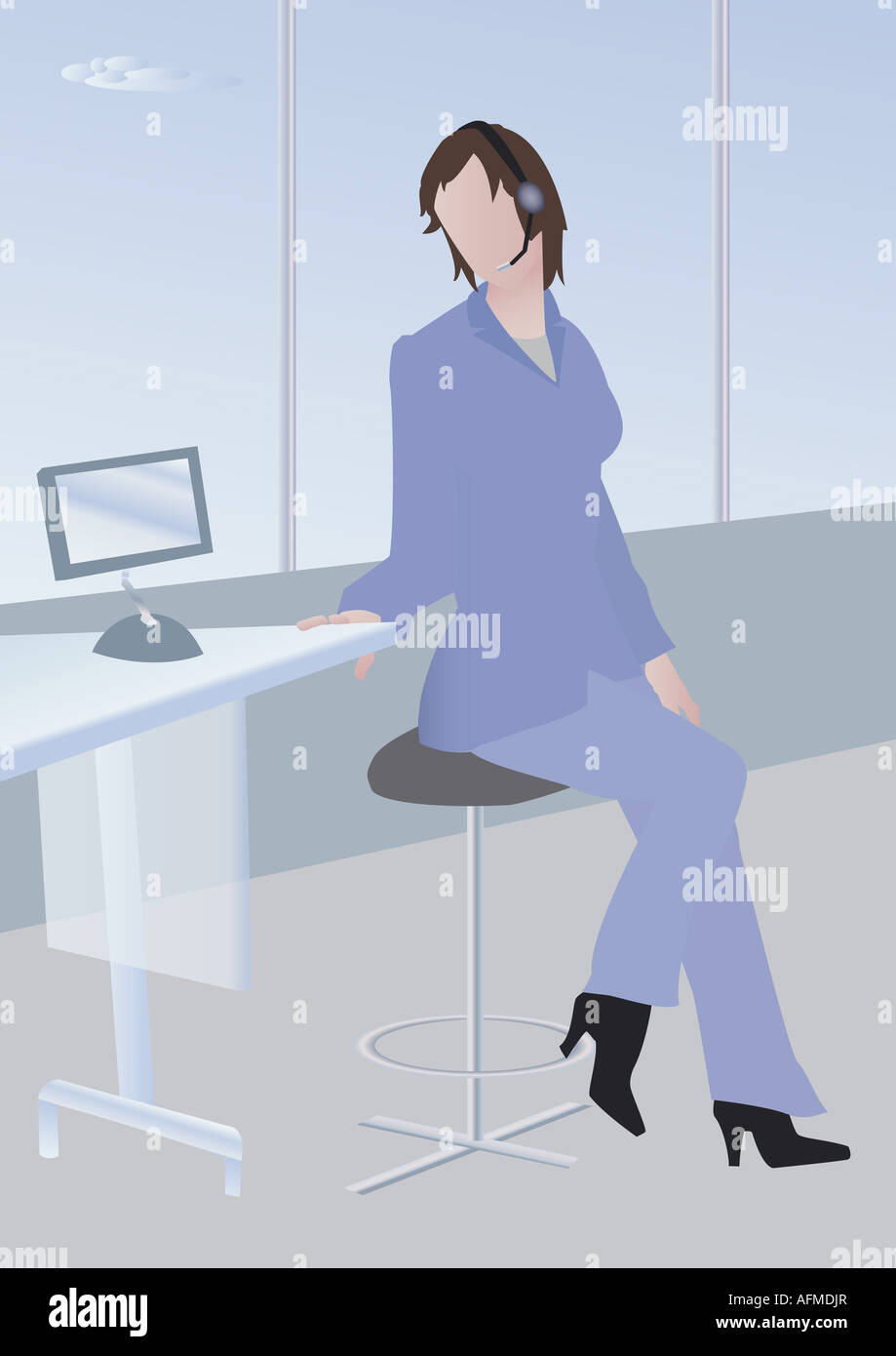 Donna che parla su un auricolare seduto su uno sgabello in un ufficio Foto Stock