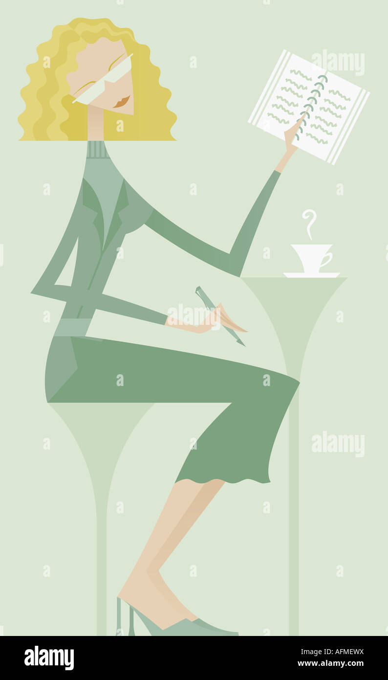 Imprenditrice la lettura di un notebook a spirale Foto Stock