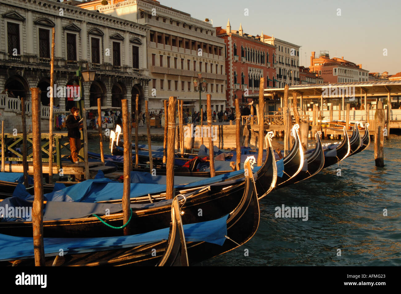 Gondole attraccate in Canal Grande Venezia Italia Foto Stock