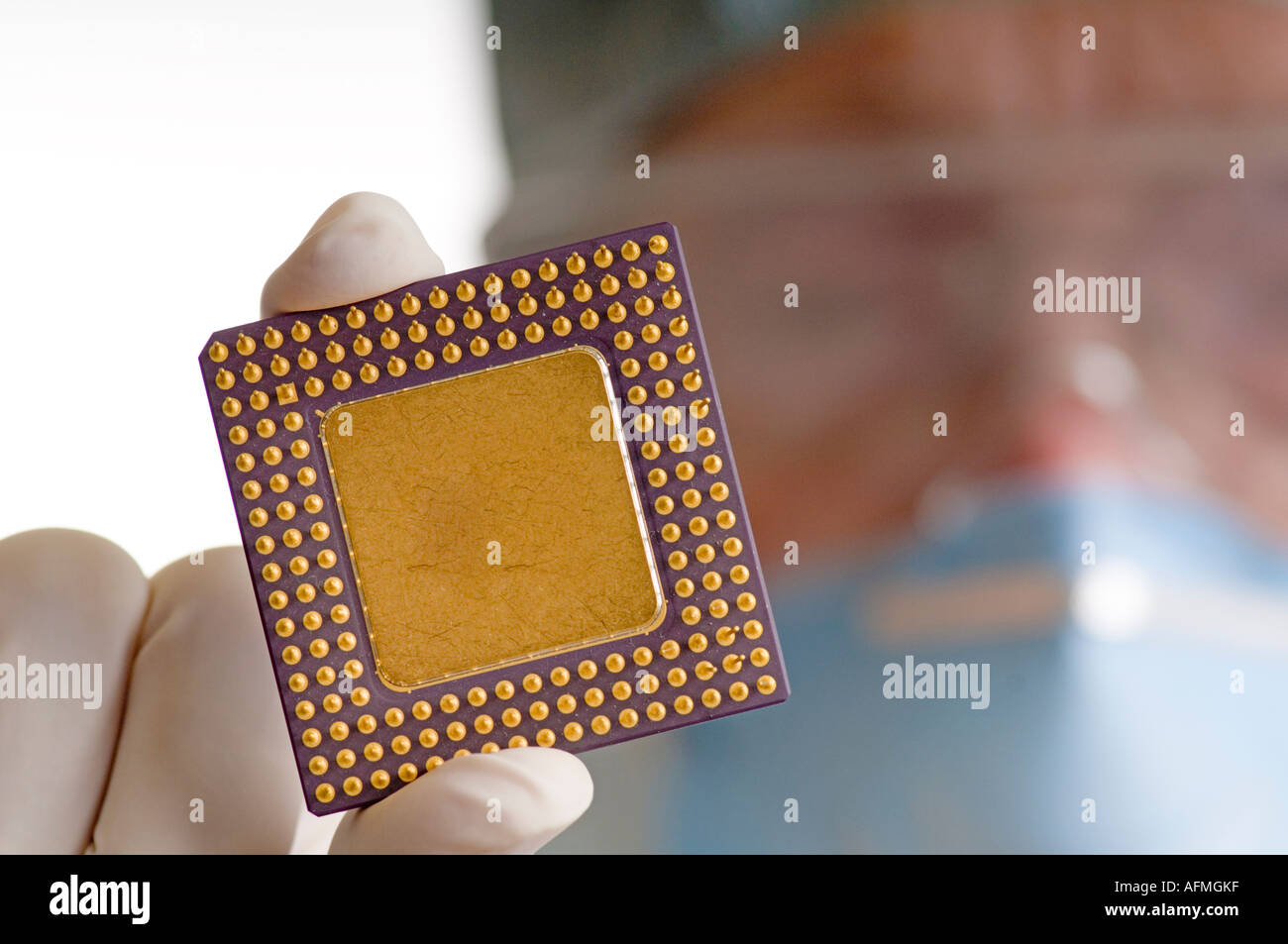 Ingegnere Informatico studiando una unità di elaborazione Foto Stock