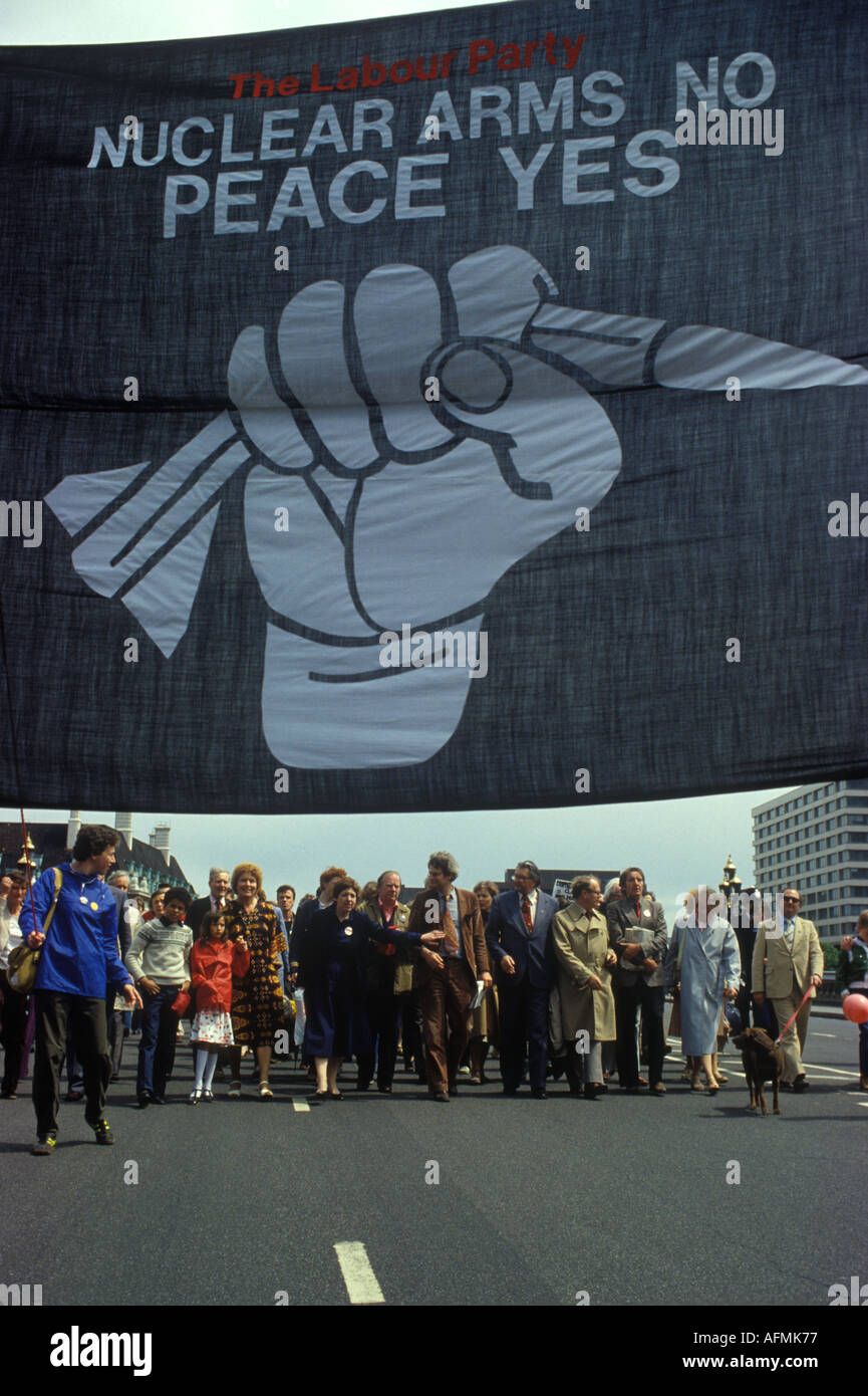 1980s CND Regno Unito. London Labor Party "armi nucleari No, Pace Sì" manifestazione di marzo Londra 1982 OMERO SYKES Foto Stock