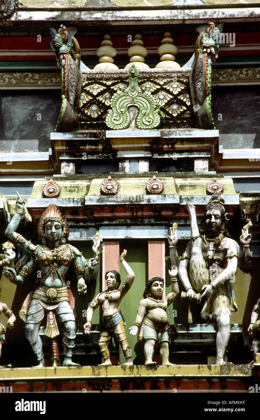 India Kerala Alleppey religione particolare di un tempio indù gopuram ballerina figure Foto Stock