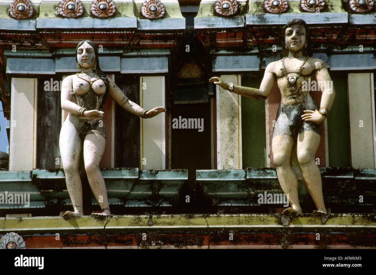 India Kerala Alleppey religione censurato tempio indù gopuram figure con i genitali verniciato di nero Foto Stock