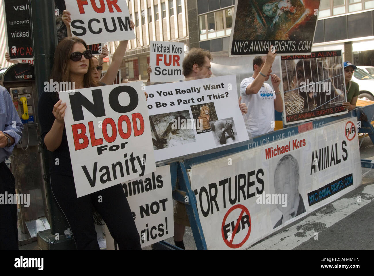 Attivisti per i diritti degli animali che protestavano davanti al New York Fashion Show - Settembre 2007 Foto Stock