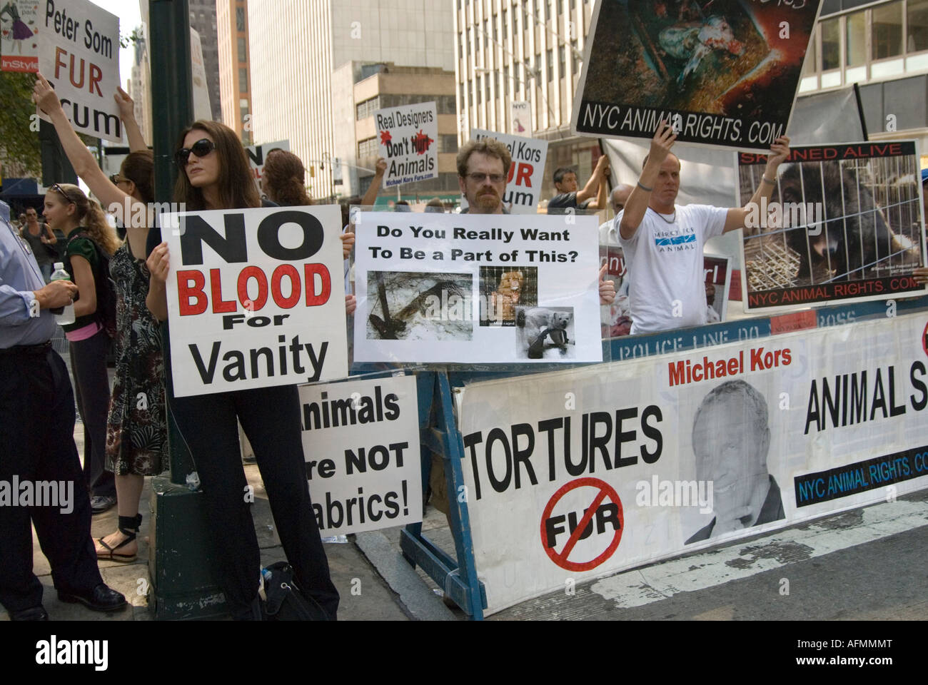 Attivisti per i diritti degli animali che protestavano davanti al New York Fashion Show - Settembre 2007 Foto Stock