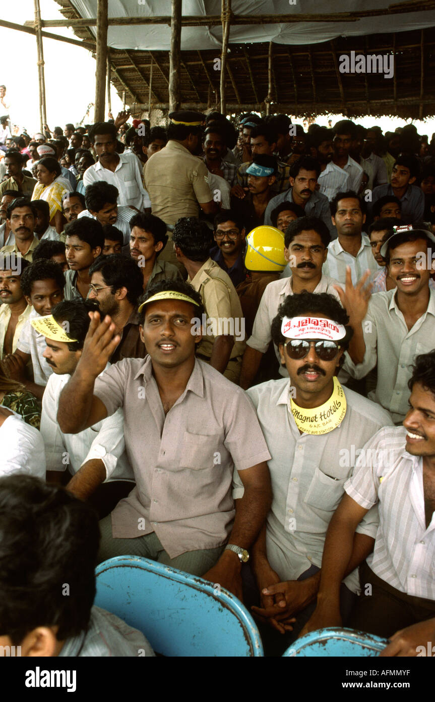 India Kerala Alleppey sport Nehru Cup Longboat gare gli spettatori a guardare le gare Foto Stock