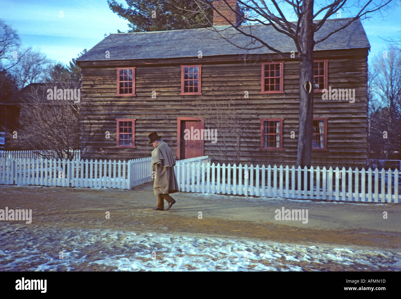 " In "periodo ^costume' ^al di fuori '^Fenno House' ^1704 "Vecchio ^Sturbridge Village' ^Massachusetts' Foto Stock