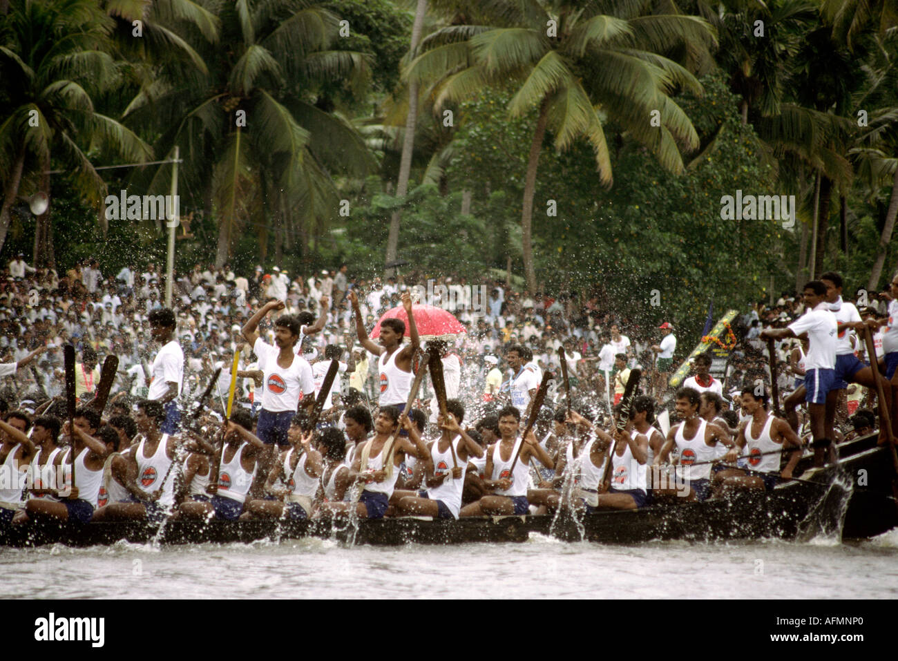 India Kerala Alleppey sport Nehru Cup Longboat gare giubilanti equipaggio vincitore Foto Stock