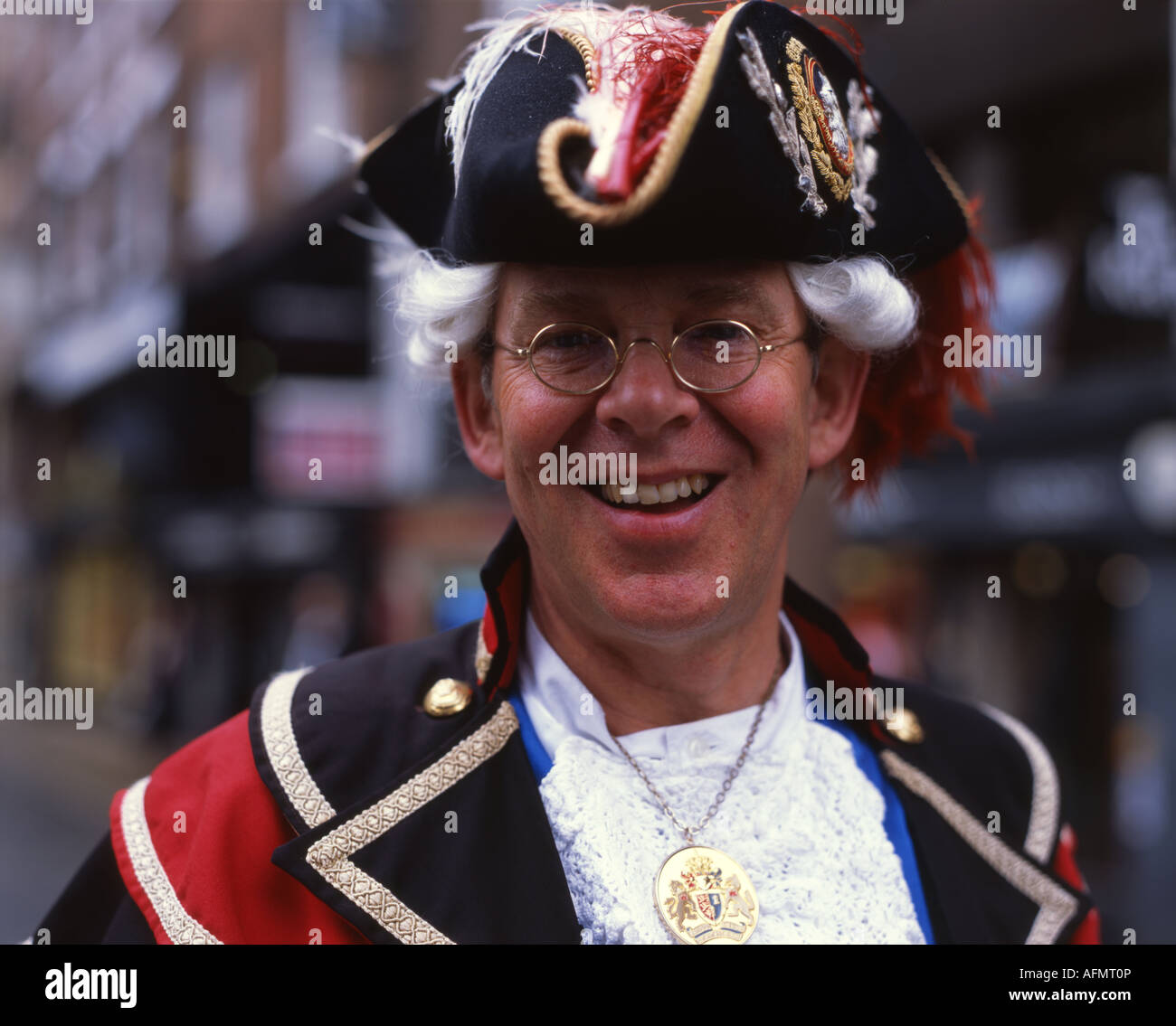 Town Crier, in pieno il costume e tricorne hat, a Chester, Inghilterra Foto Stock