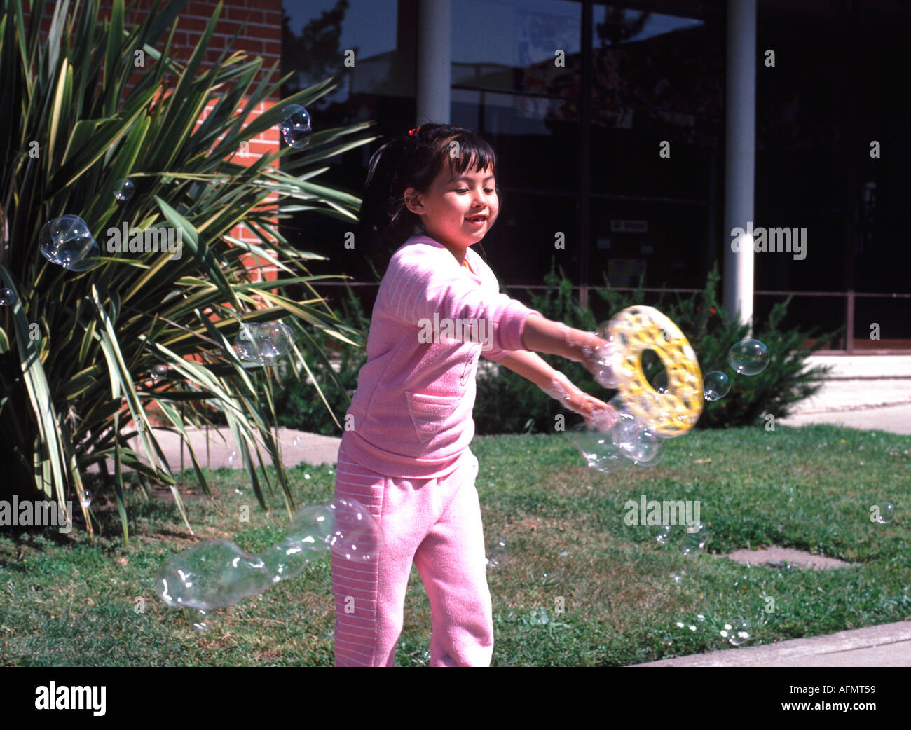 Ragazza facendo bolle San Francisco California USA giovani giocano divertente svago bambino giocattolo gioventù Foto Stock