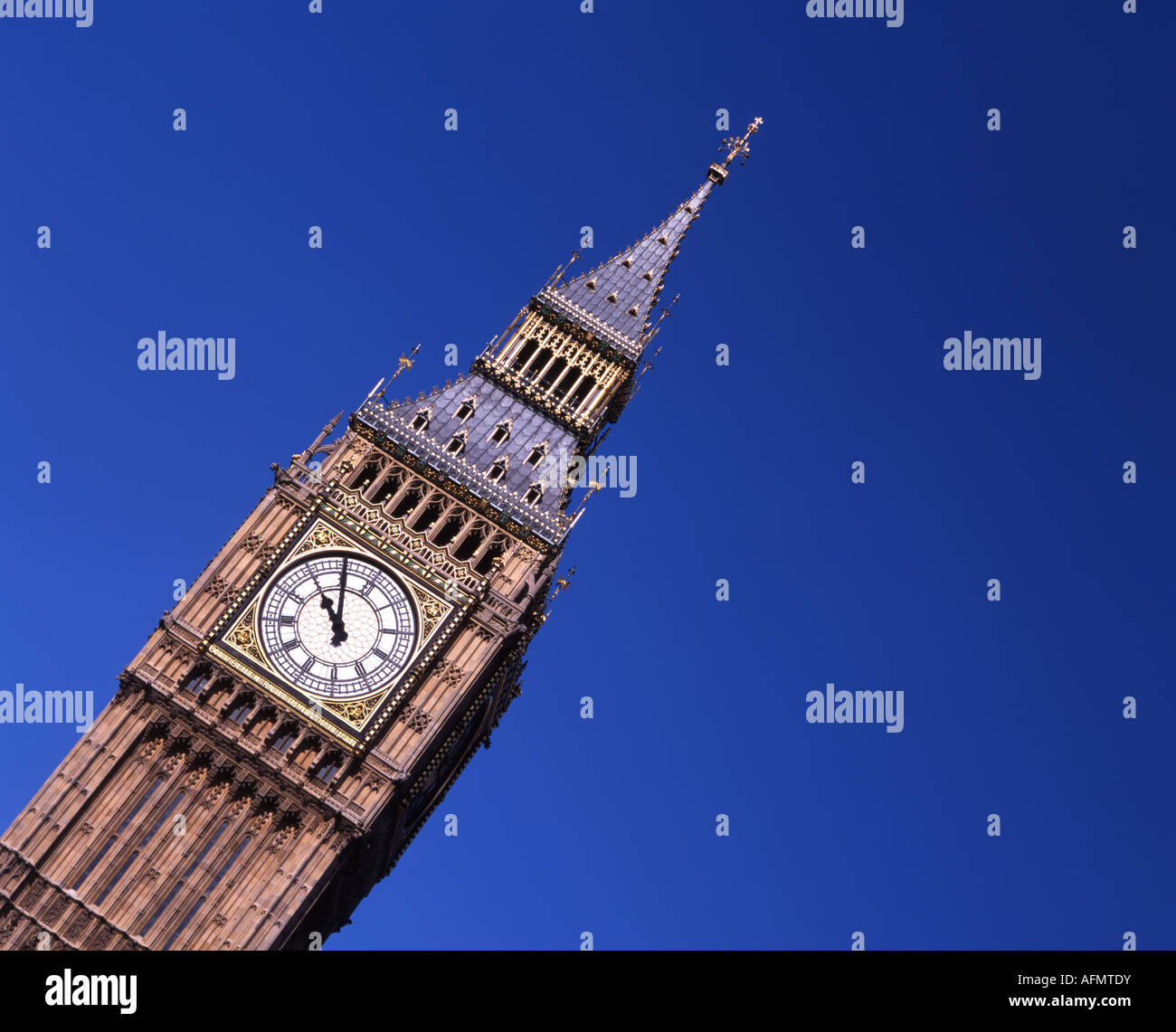 Il Big Ben e la Torre dell Orologio, Palazzo di Westminster dal Tamigi. In stile vittoriano di stile gotico. Foto Stock