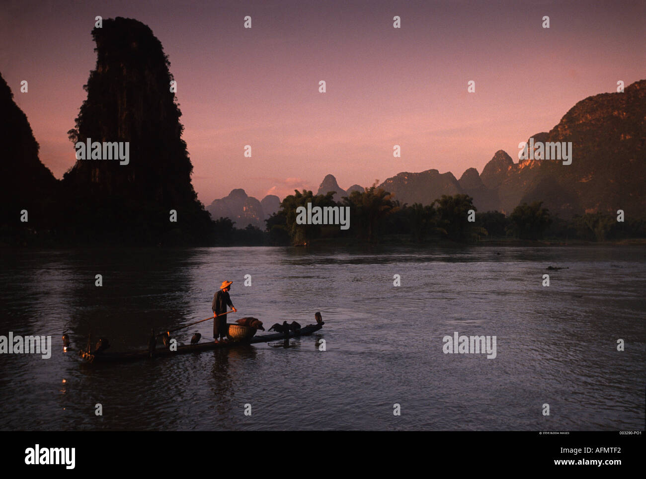 Fisherman e addestrati cormorani sul Fiume Li della provincia di Guangxi Cina Foto Stock