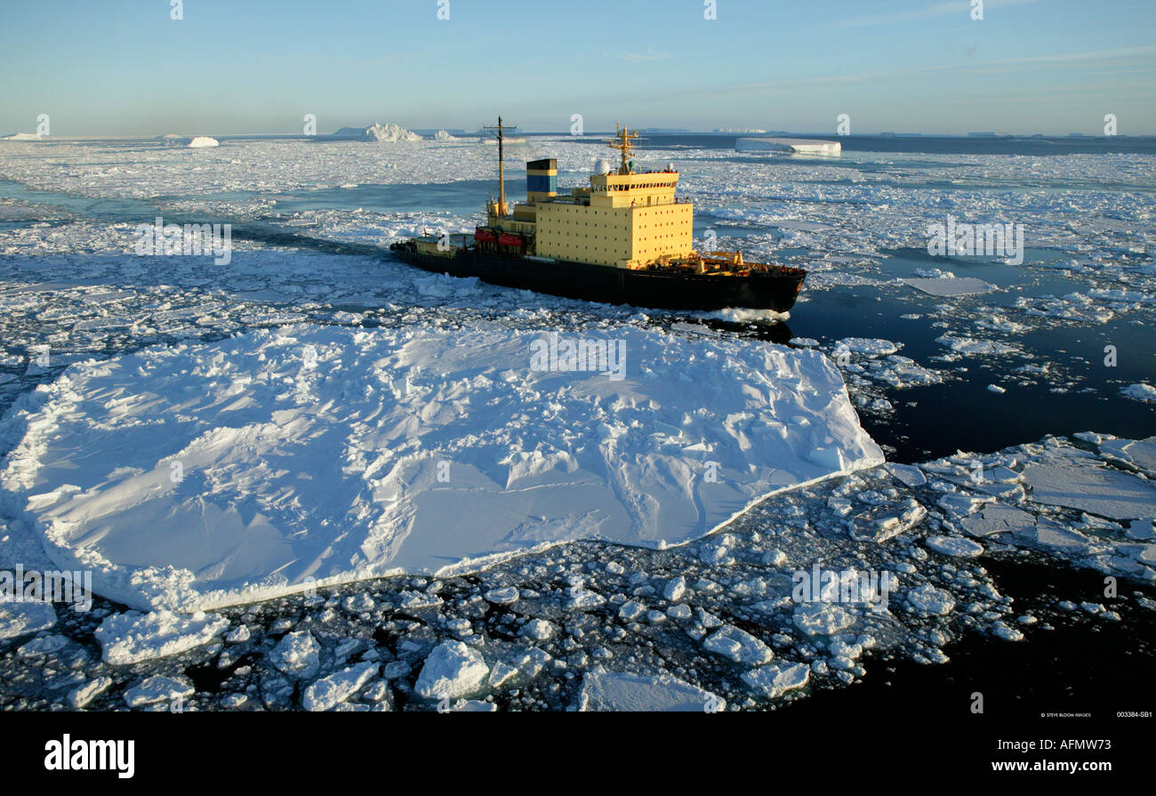 Icebreaker zangolatura attraverso ice floes Antartide Foto Stock