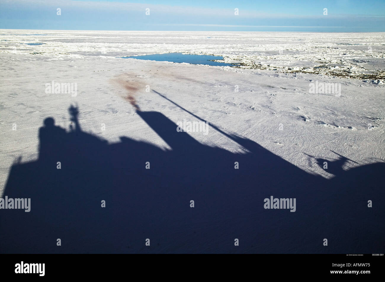 Ombra di rompighiaccio su ghiaccio floes mostra il fumo proveniente da imbuto Antartide Foto Stock