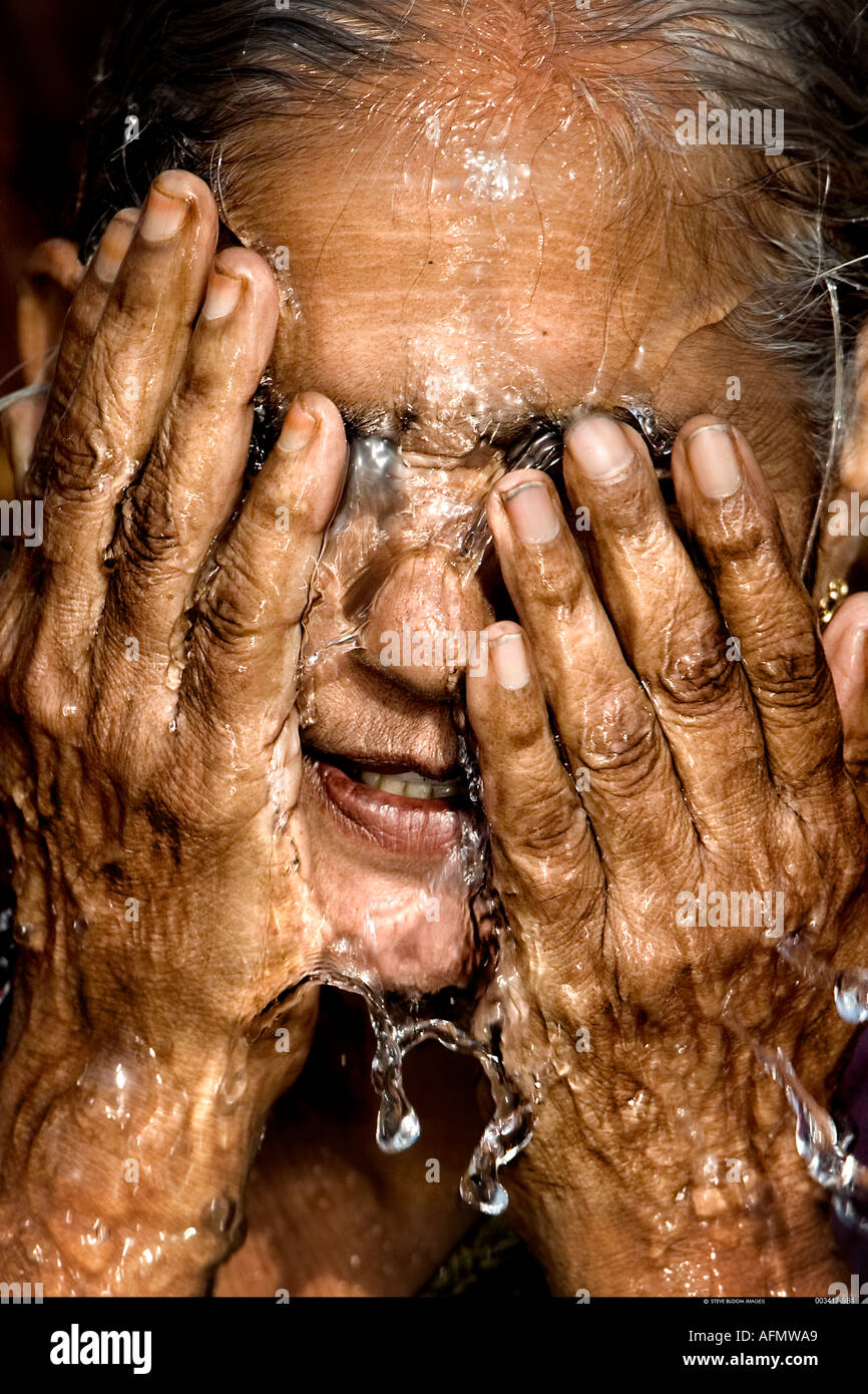 Donna indù la balneazione nel Gange Varanasi India Foto Stock