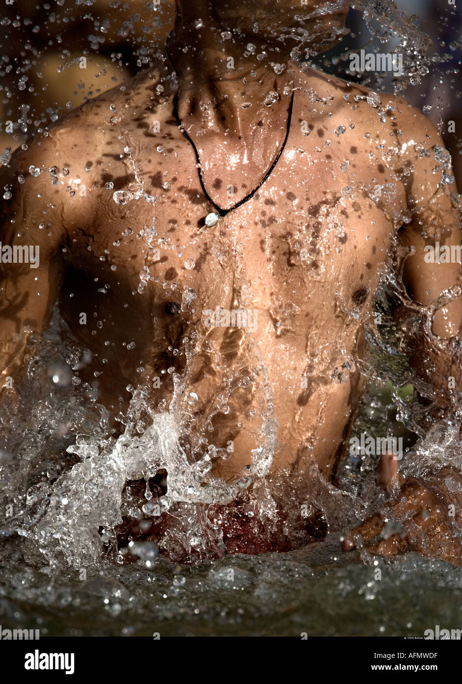 Giovane uomo la balneazione nel Gange Varanasi India Foto Stock