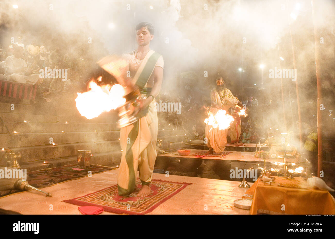Santo indù uomini di eseguire la cerimonia religiosa puja Varanasi India Foto Stock
