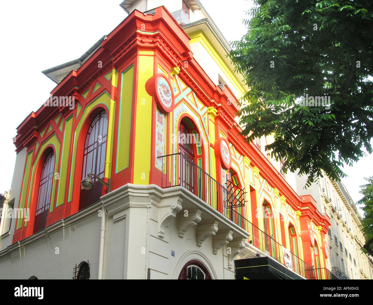 Colorata architettura di Bataclan cafe Boulevard Voltaire Parigi Francia Foto Stock