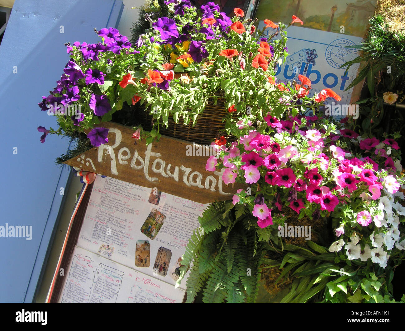 Dettaglio dei fiori del pittoresco ristorante Poulbot all'angolo di rue Norvins a Montmartre Parigi Francia Foto Stock