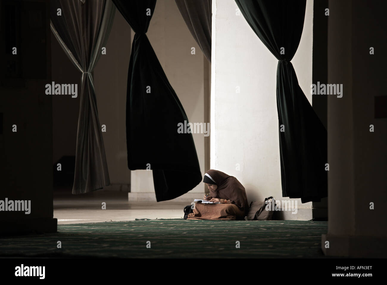 Donna musulmana studi presso la Moschea Al-Hakim al Cairo, Egitto Foto Stock