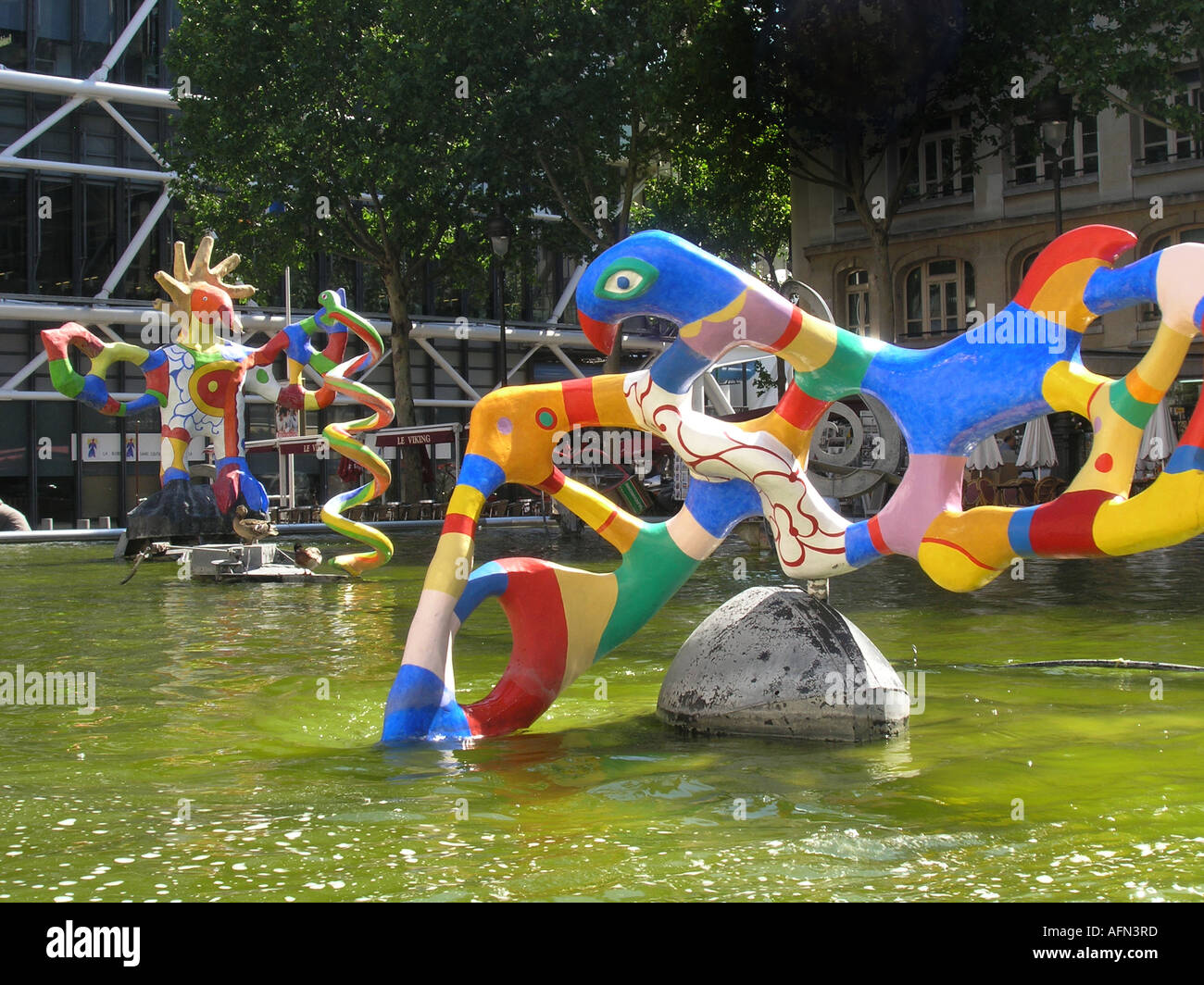 Colorato la fontana di Tinguely a Place Igor Stravinsky Parigi Francia Foto Stock