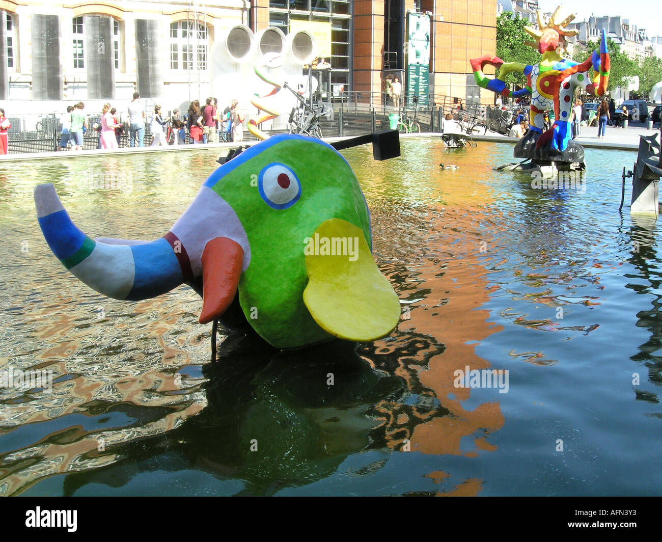 Colorato la fontana di Tinguely a Place Igor Stravinsky Parigi Francia Foto Stock