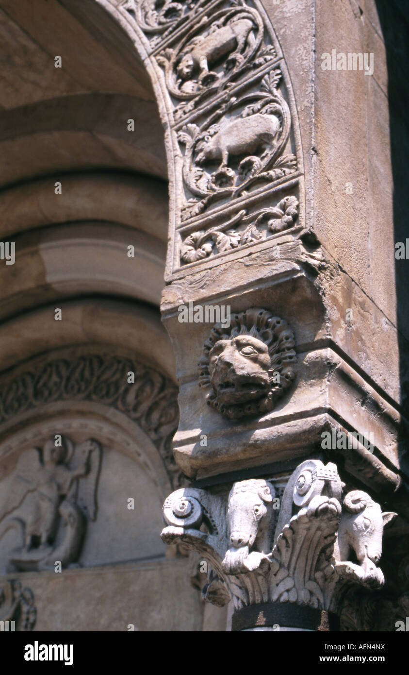 Dettagli del portale del Duomo di Fidenza Foto Stock
