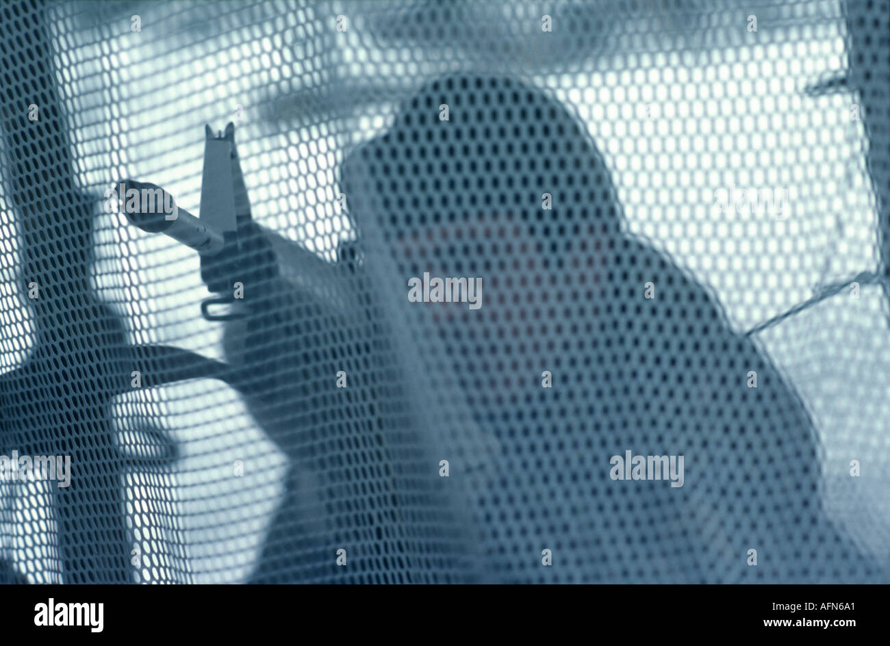 Mimetizzati soldato con pistola in ghiaccio e neve Foto Stock