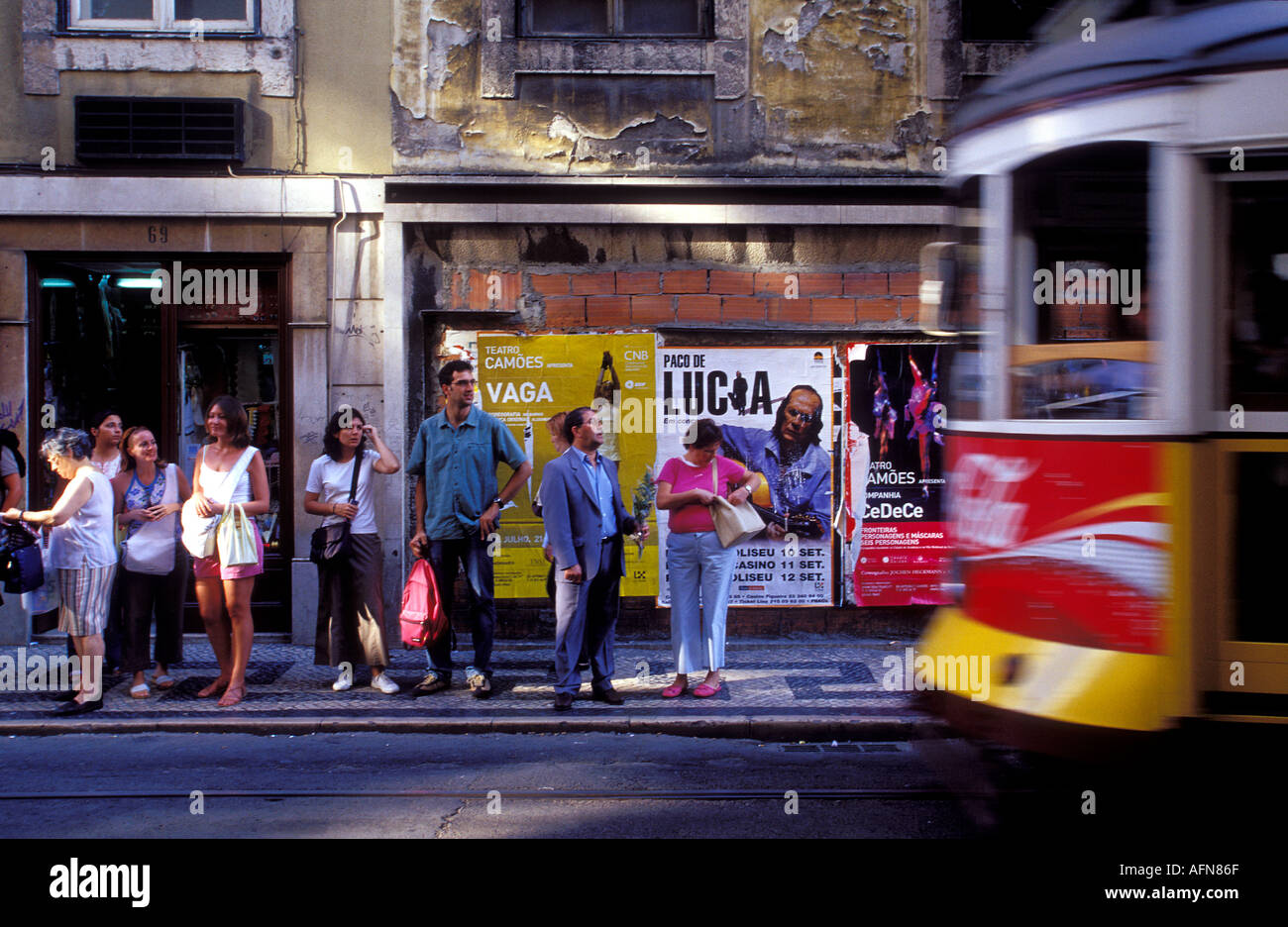 Portogallo Lisbona i passeggeri in attesa del tram elettrico electrico Foto Stock