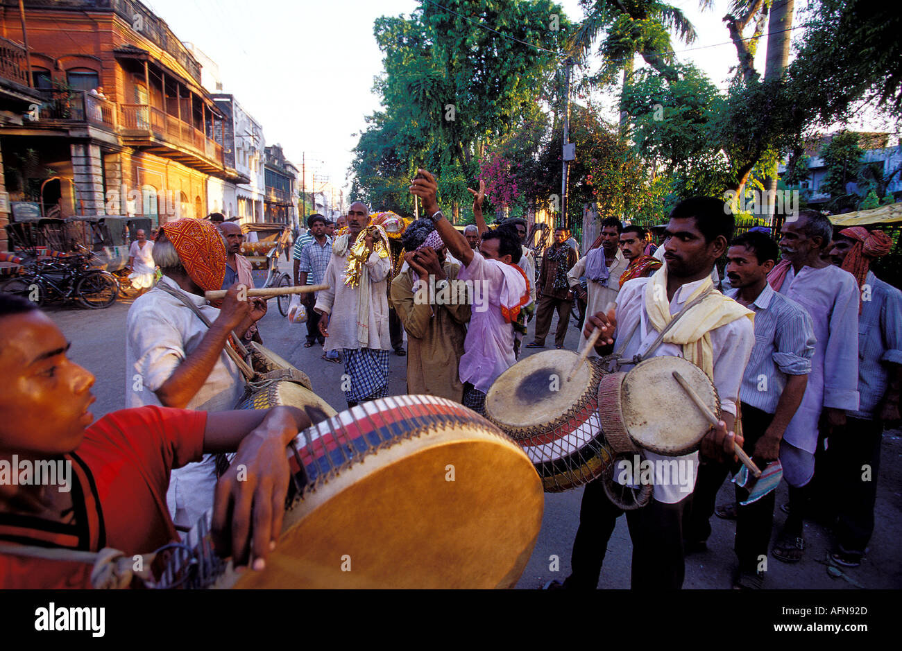 India Uttar Pradesh Varanasi entro ventiquattro ore il corpo della persona morta viene portata in processione per la cremazione ghat spesso durante la processione le persone giocano i tamburi e danza attorno il motivo di ciò è che essi ritengono che se la persona è stata facendo il bene nella sua vita e ha raggiunto una elevata età quindi la sua anima che noi il ll reincarnate a un livello superiore nella prossima vita Foto Stock