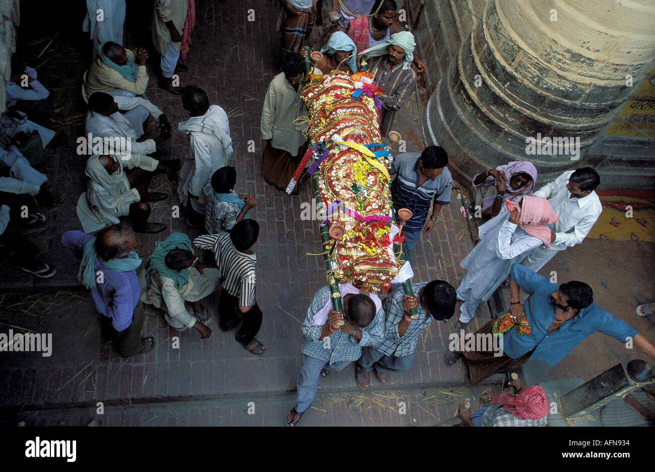 India Uttar Pradesh Varanasi entro ventiquattro ore il corpo della persona morta viene portata in processione per la cremazione ghat spesso durante la processione le persone giocano i tamburi e danza attorno il motivo di ciò è che essi ritengono che se la persona è stata facendo il bene nella sua vita e ha raggiunto una elevata età quindi la sua anima che noi il ll reincarnate a un livello superiore nella prossima vita Foto Stock