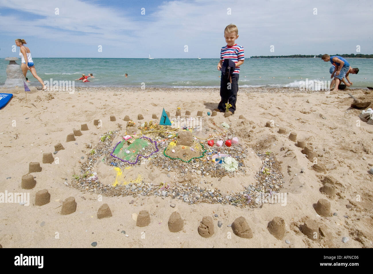 Le persone a costruire castelli di sabbia sulla spiaggia di Port Huron Michigan Foto Stock