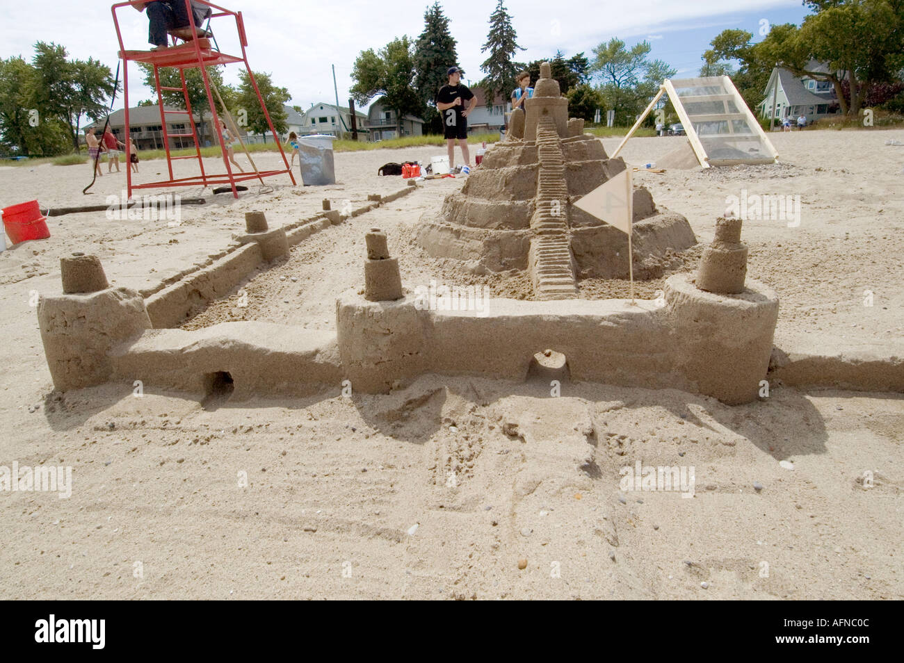 Le persone a costruire castelli di sabbia sulla spiaggia di Port Huron Michigan Foto Stock