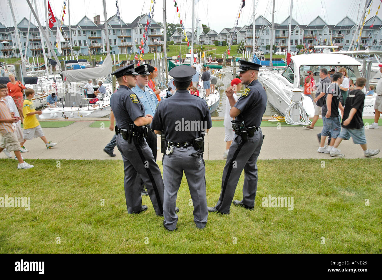 La polizia pattuglia le strade durante un festival a Port Huron Michigan Foto Stock