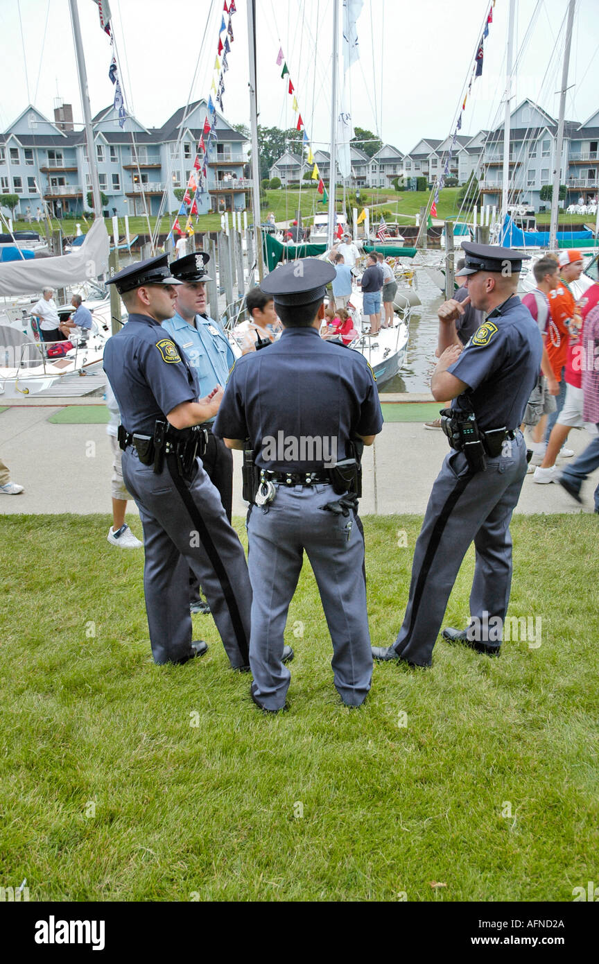 La polizia pattuglia le strade durante un festival a Port Huron Michigan Foto Stock