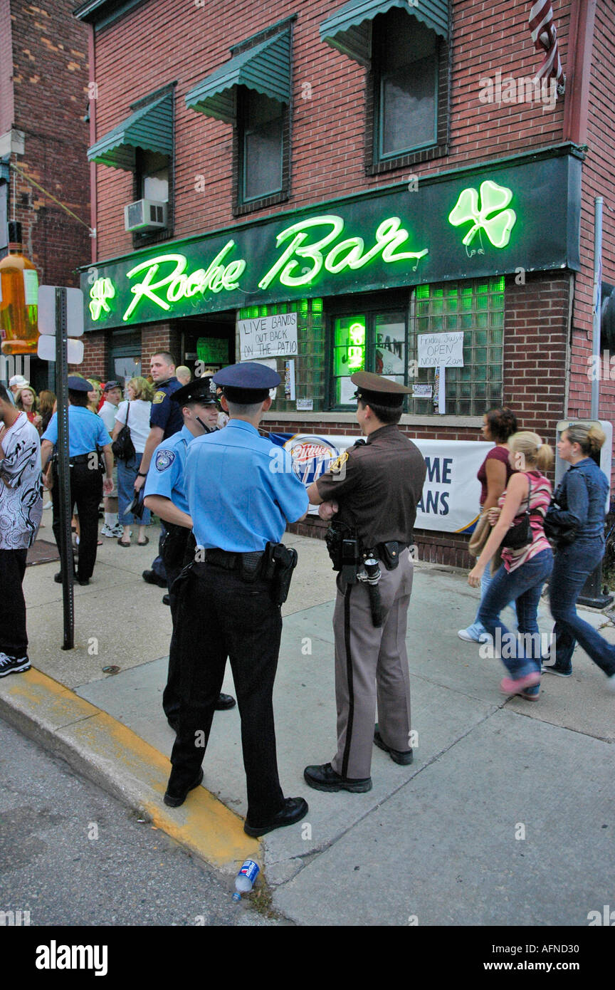 La polizia pattuglia le strade durante un festival a Port Huron Michigan Foto Stock