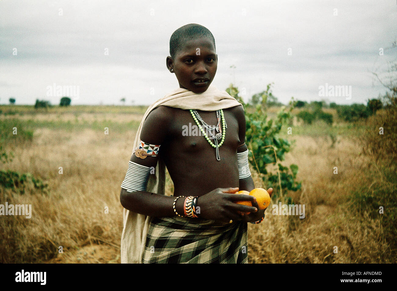 Geografia/viaggio, Kenia, persone, donne, giovani donne, vincinty di Nairobi, Africa, mezza lunghezza, gioielli, collana, bracciale, storico, storico, 20th secolo, 1960s, femmina, donna, Foto Stock