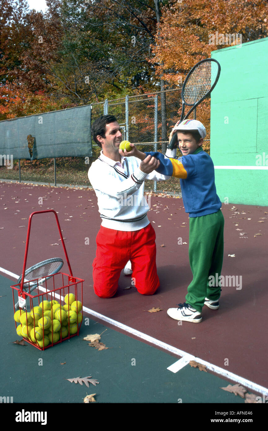 Giocatore di tennis professionista padre figlio insegna a giocare a tennis Foto Stock