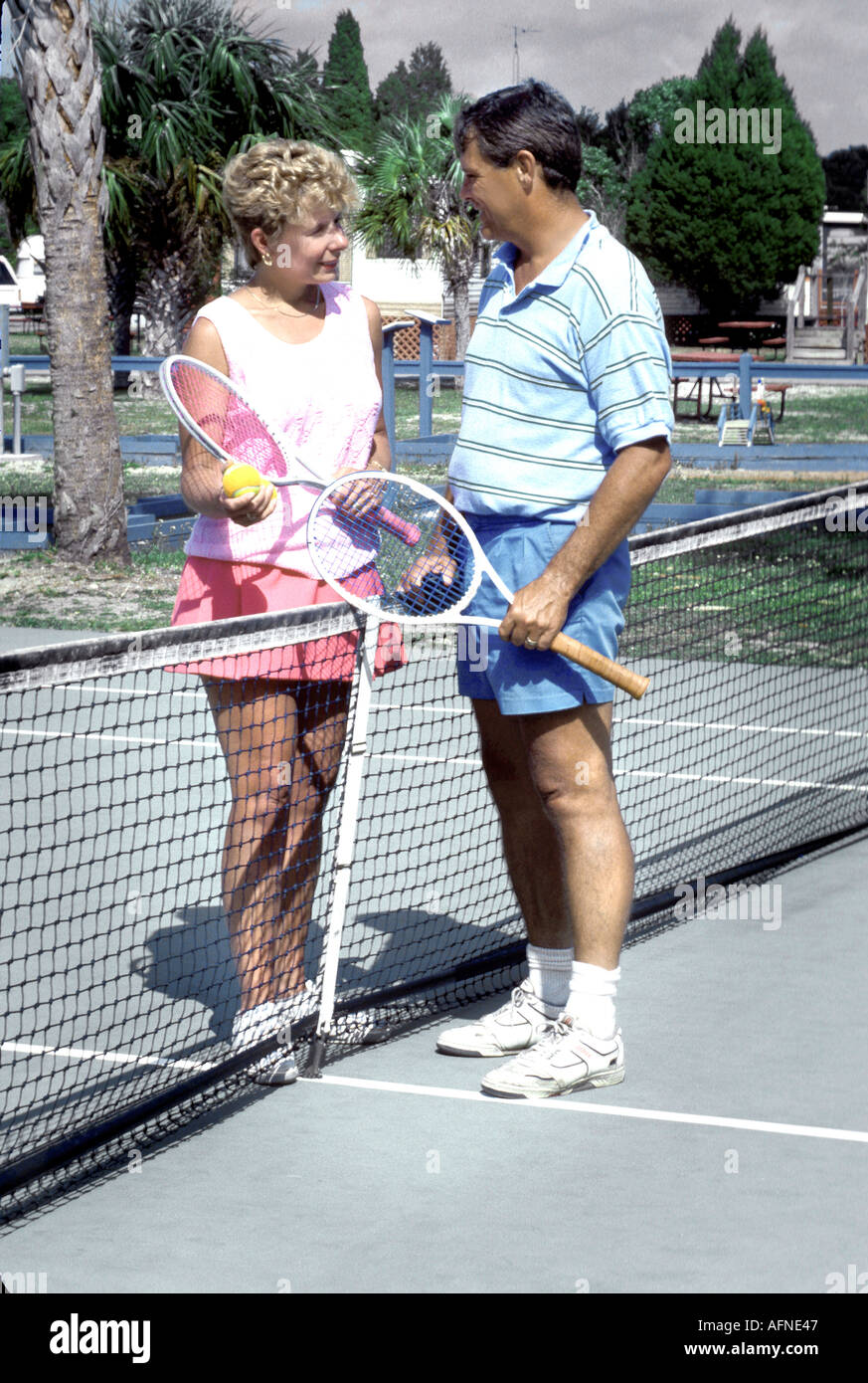Il marito e la moglie a giocare a tennis Foto Stock