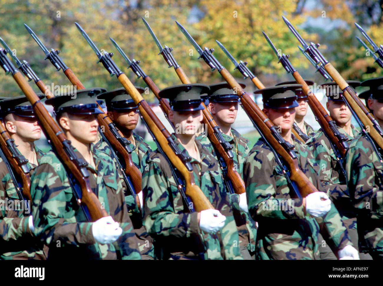 Stati Uniti Marines marzo in formazione di fronte all'Iwo Jima statua Arlington Virginia Foto Stock