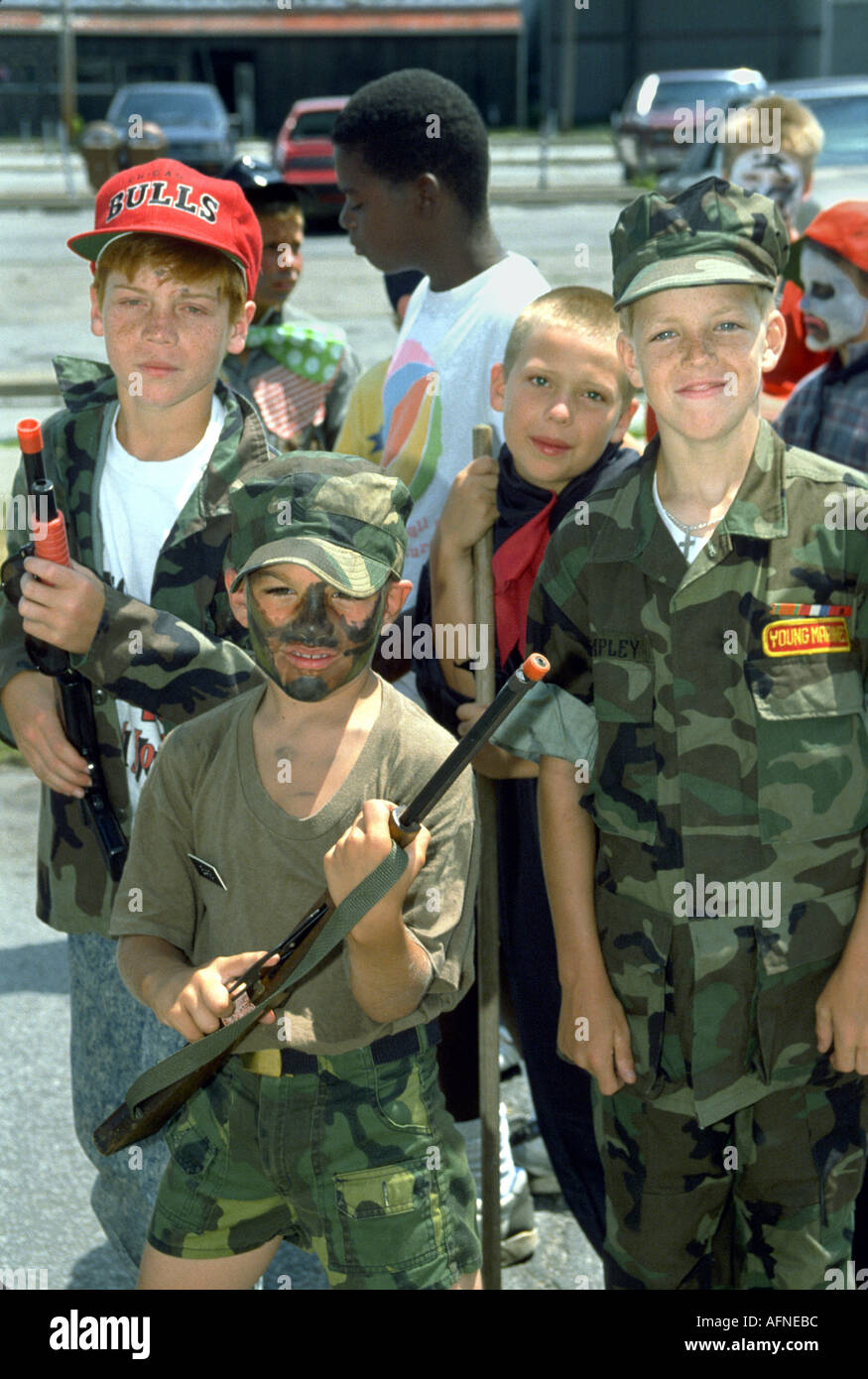 I ragazzi giocare a far finta di esercito militare o Foto stock - Alamy