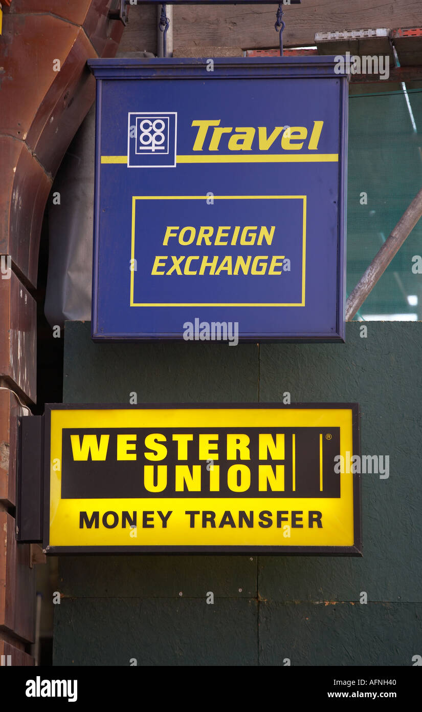 Valuta DI TRASFERIMENTO DI DENARO DI WESTERN UNION segno su TRAVEL SHOP LEEDS YORKSHIRE INGHILTERRA Foto Stock