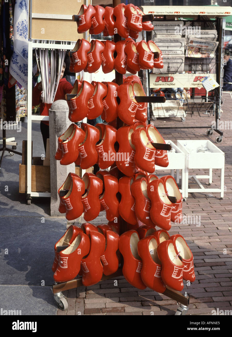 Delft la piazza principale close up shop stand visualizzazione rosso zoccoli in vendita con i giornali si erge al di là Foto Stock