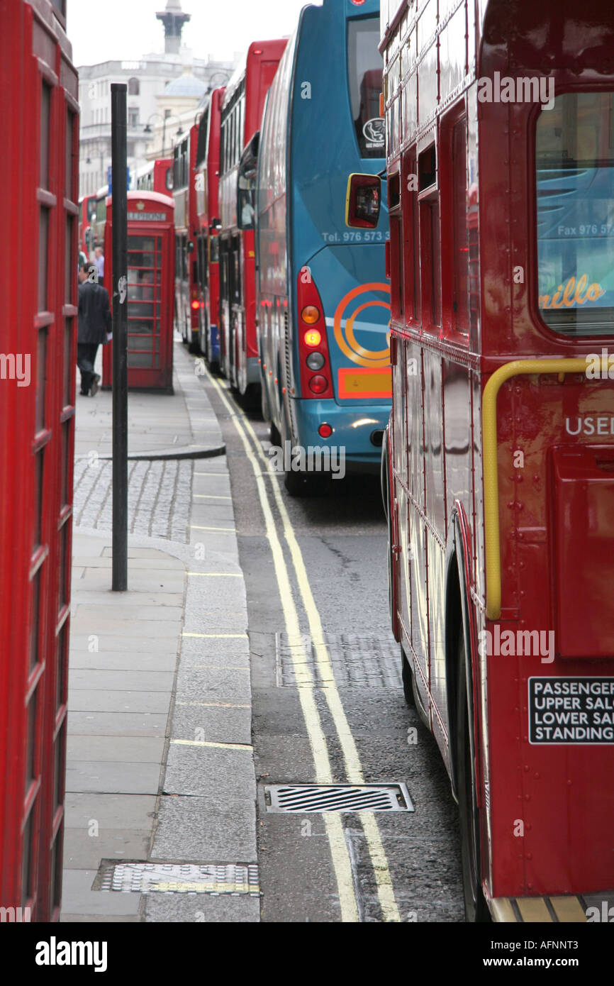 Gli autobus londinesi queuing sullo Strand Foto Stock