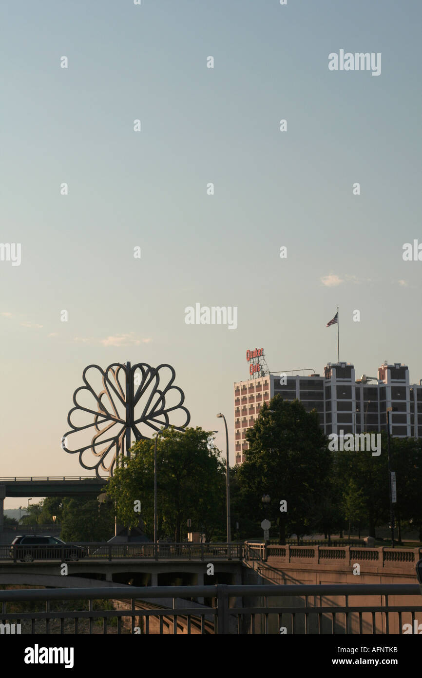 Quaker Oats building, e 'albero di cinque stagioni di Cedar Rapids Iowa Foto Stock
