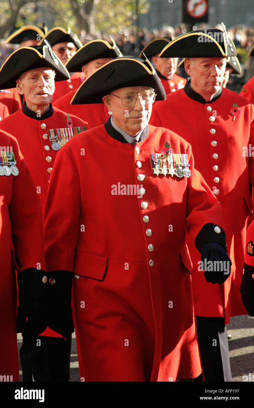 Chelsea pensionati marching passato il Cenotafio a Londra il Giorno del Ricordo Foto Stock