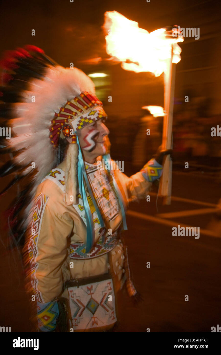 Membro della piazza commerciale falò società vestito come un North American Indian durante l annuale Lewes falò celebrazioni, REGNO UNITO Foto Stock